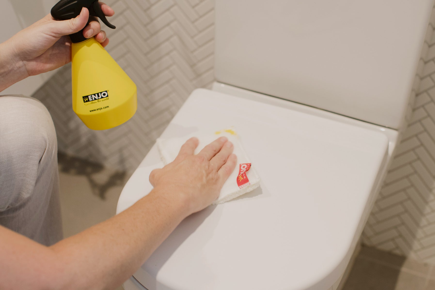 ENJO Toliet Mini cleaning the Toilet with water