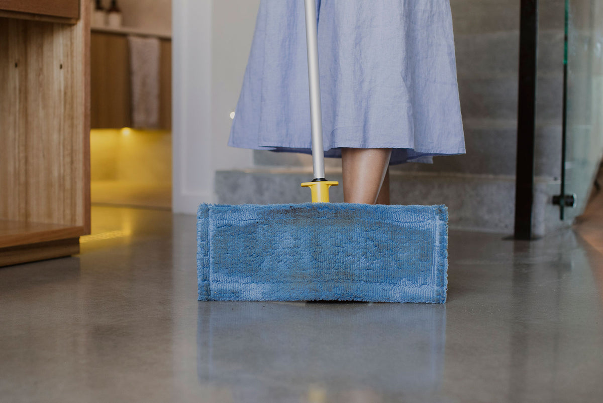 Person showing dirty ENJO High Gloss Floor Fibre