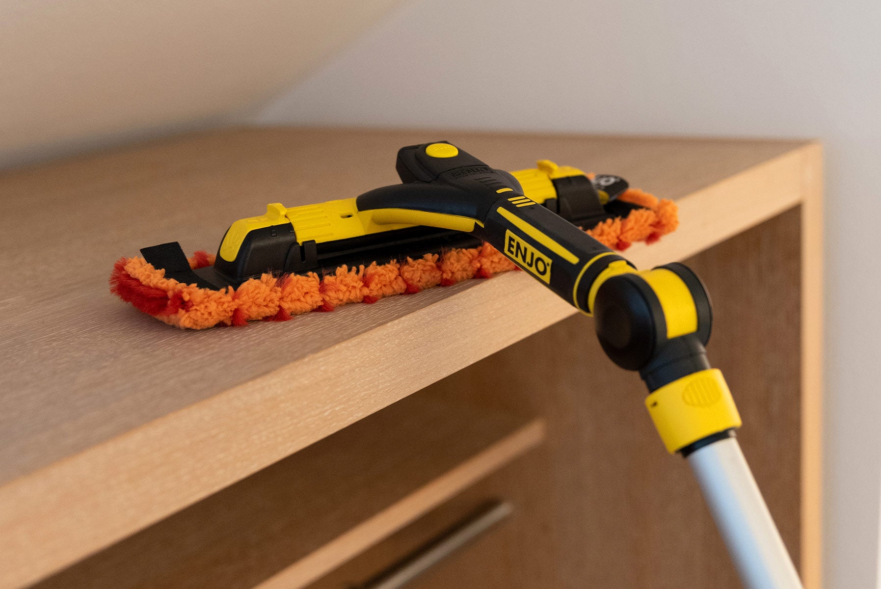 Person dusting cupboard with ENJO Dust Multi Tool Fibre