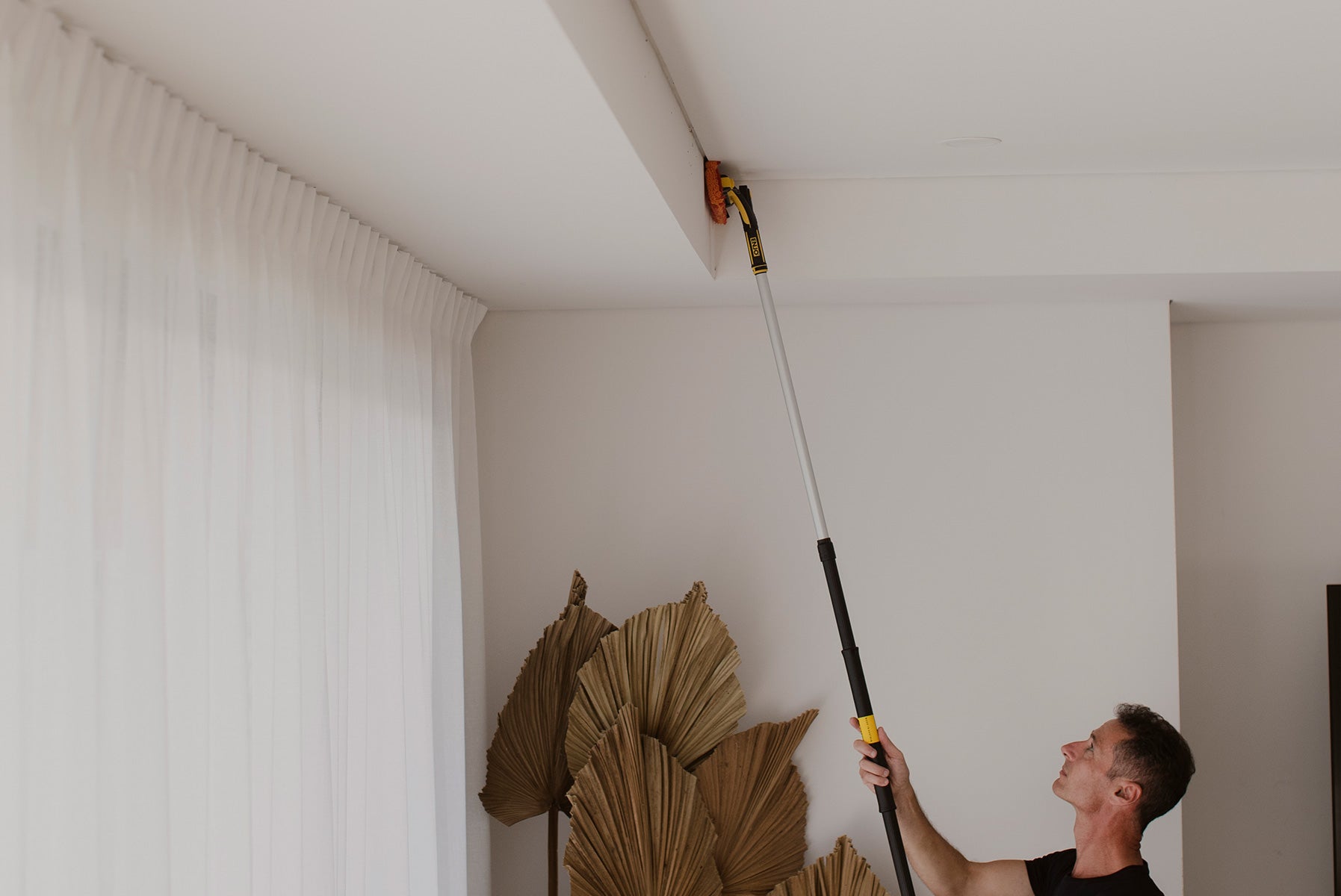 Person dusting roof with ENJO Dust Multi Tool Fibre