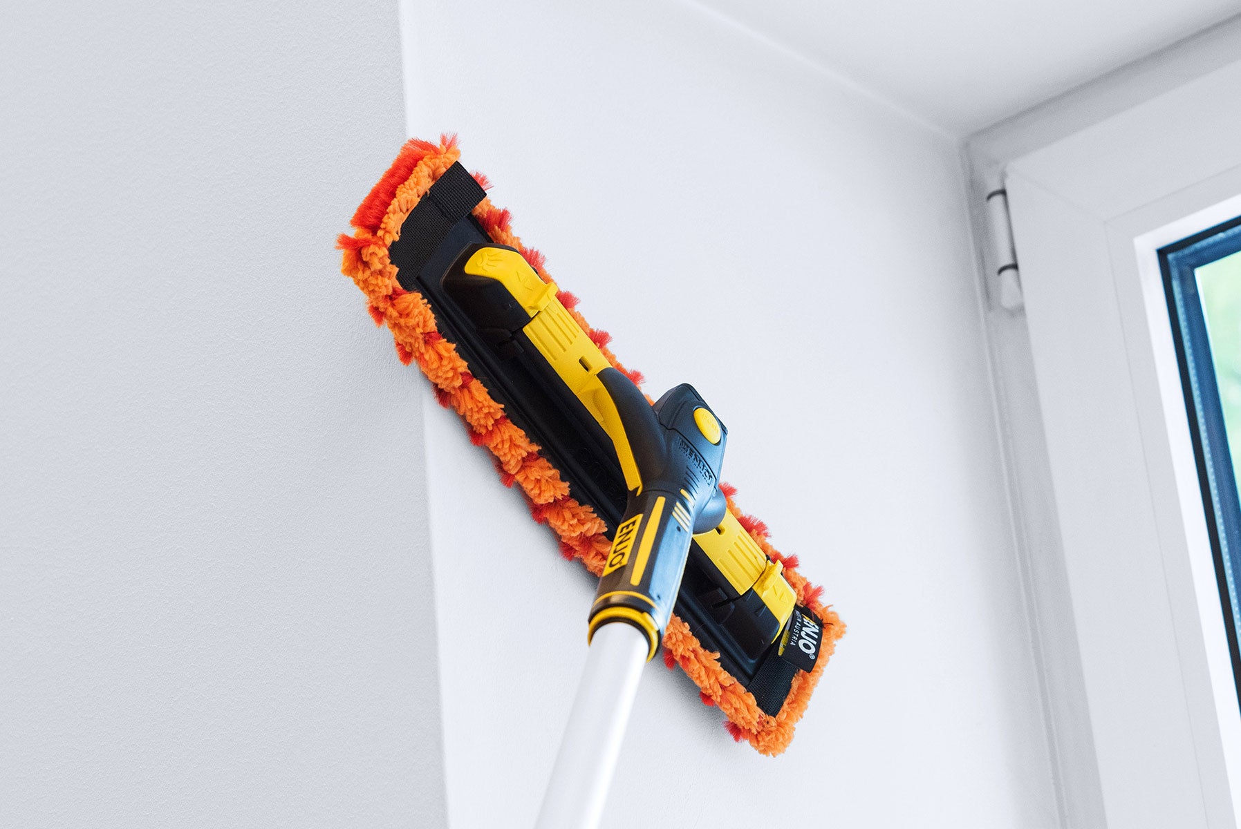 Person dusting wall with ENJO Dust Multi Tool Fibre