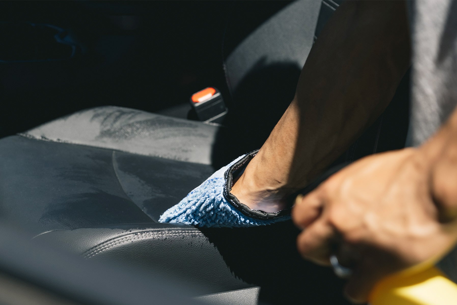 Person removing marks from the car with the ENJO Fabric Glove