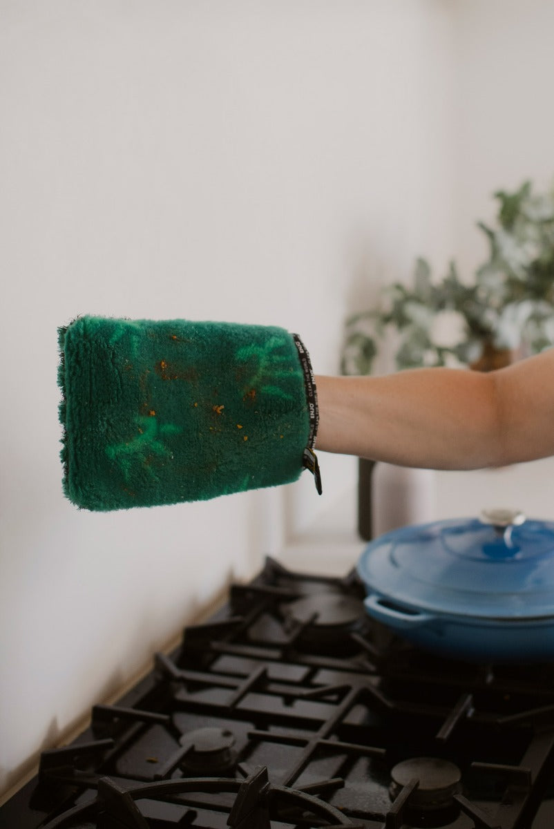 Person cleaning splashback with ENJO Kitchen Glove