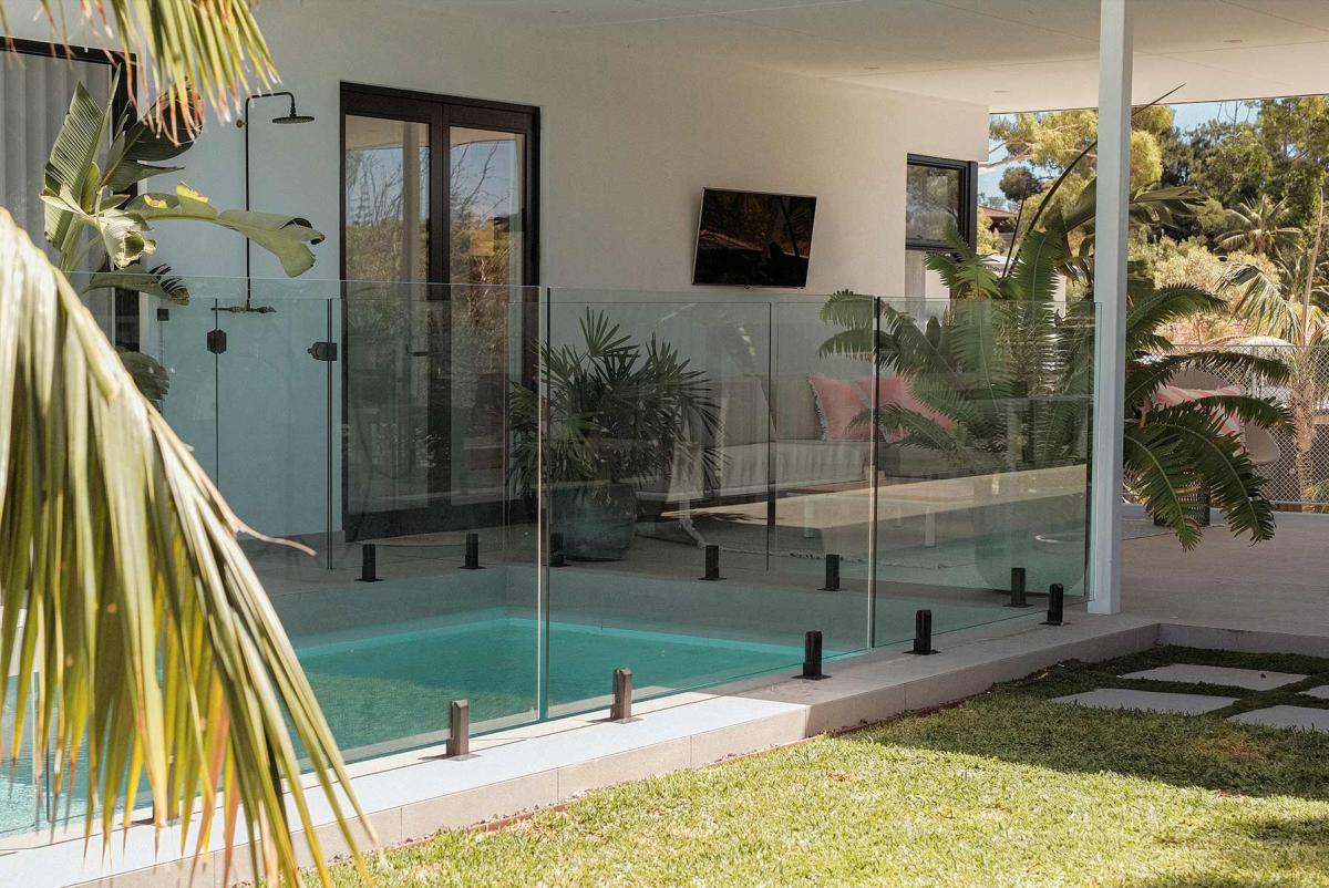 The fastest way to clean your glass pool fence