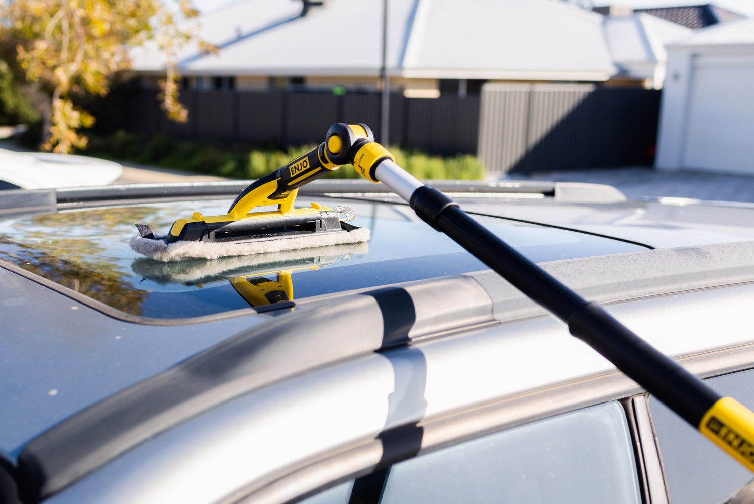 Car Multi Tool Fibre on Telescopic Pole with Twister cleaning roof of car