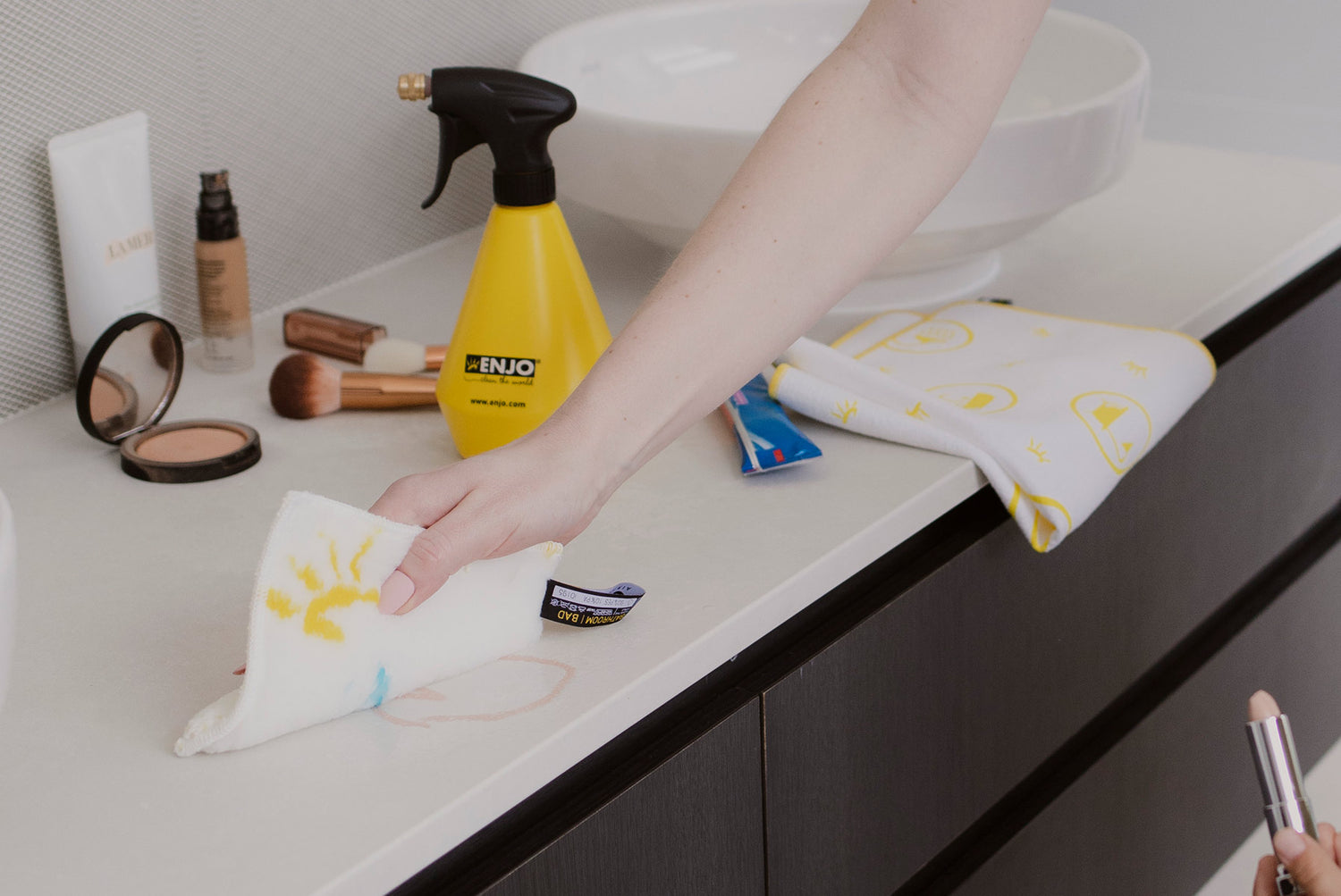 Person cleaning bathroom with ENJO Bathroom Mini dirty