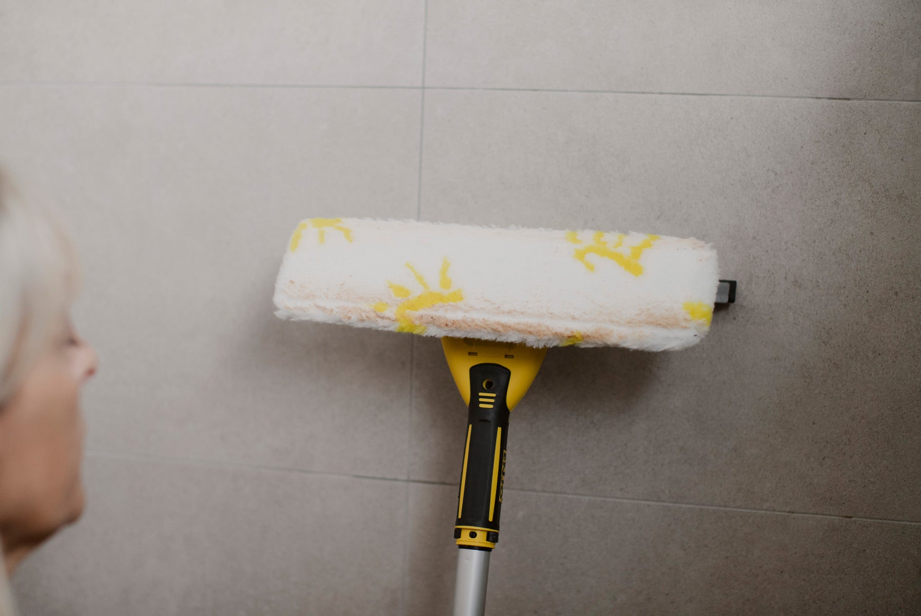 Person showing dirty ENJO Bathroom Multi Tool Fibre in shower