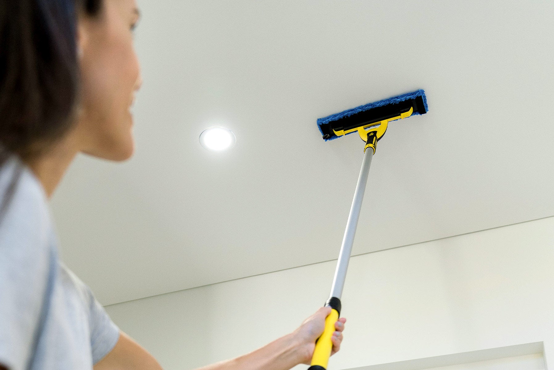 Person cleaning roof with ENJO Multi Tool Fibre