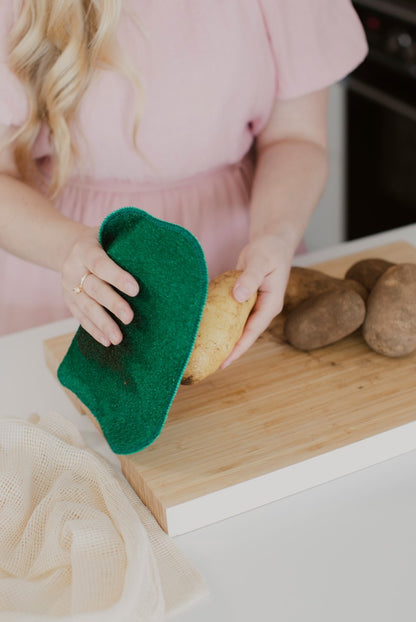Person cleaning vegetable with ENJO Fruit &amp; Veg Cloth
