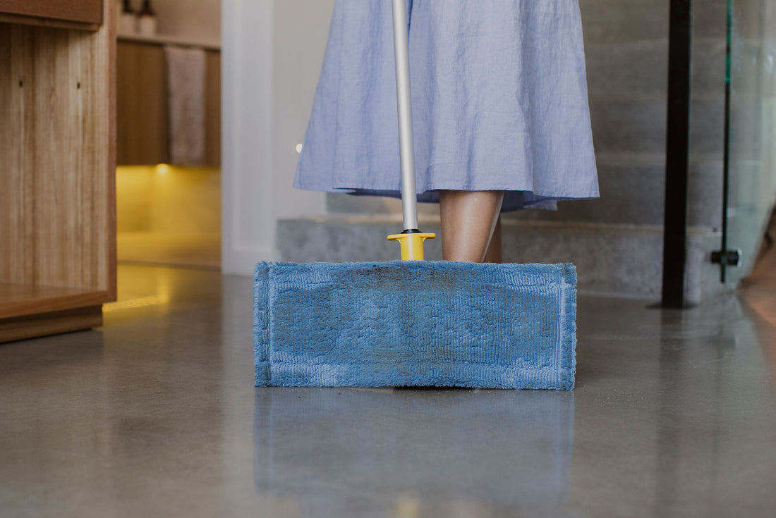 Person showing dirty ENJO High Gloss Floor Fibre