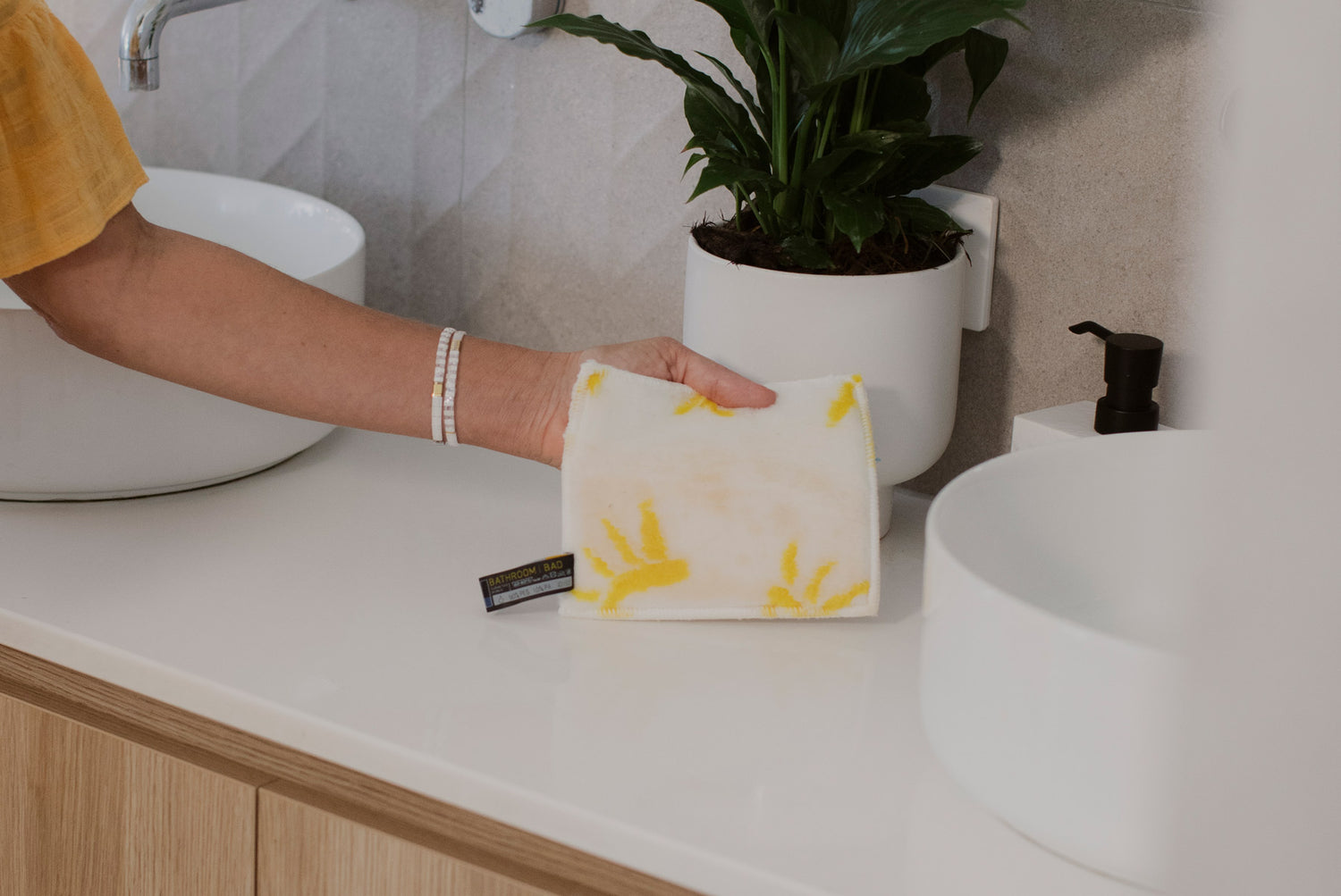 Person cleaning bathroom with ENJO Bathroom Mini showing the dirty side