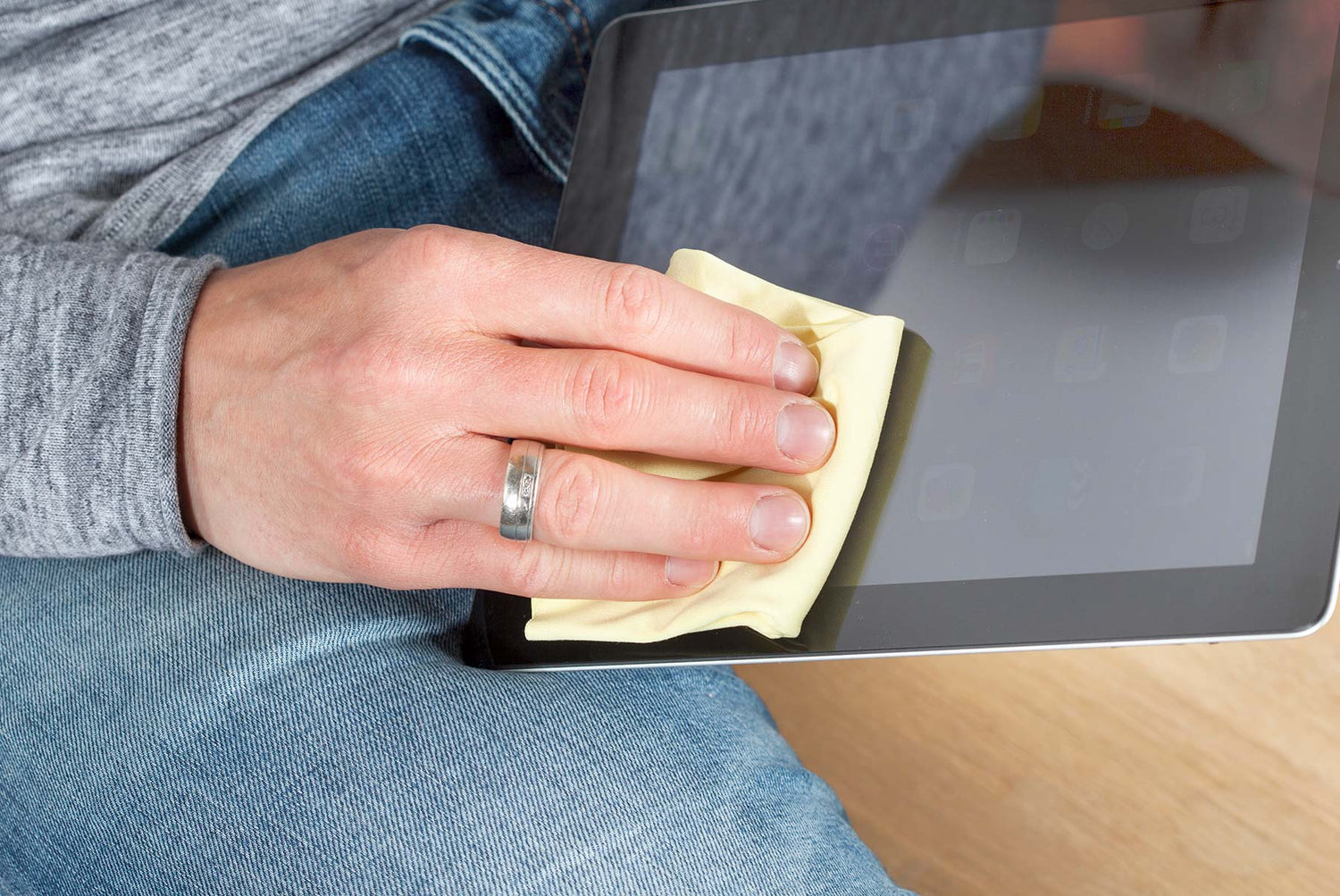 Person cleaning iPad with ENJO Specs &amp; Screen 