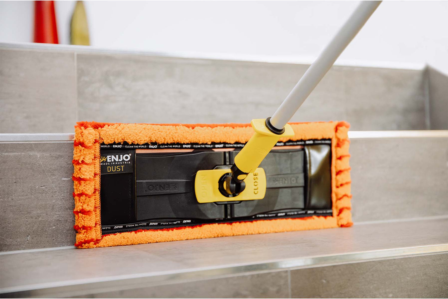 ENJO Floorcleaner with Dust Floor Fibre cleaning stairs