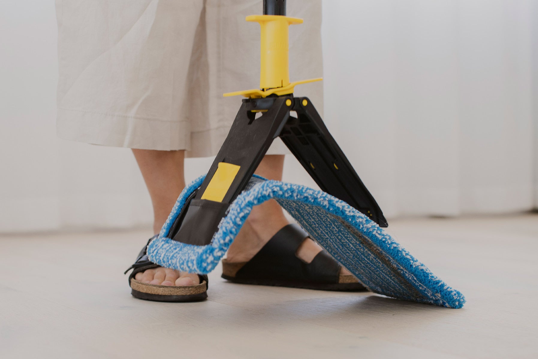 Person opening ENJO Floorcleaner Head to remove Floor Fibre