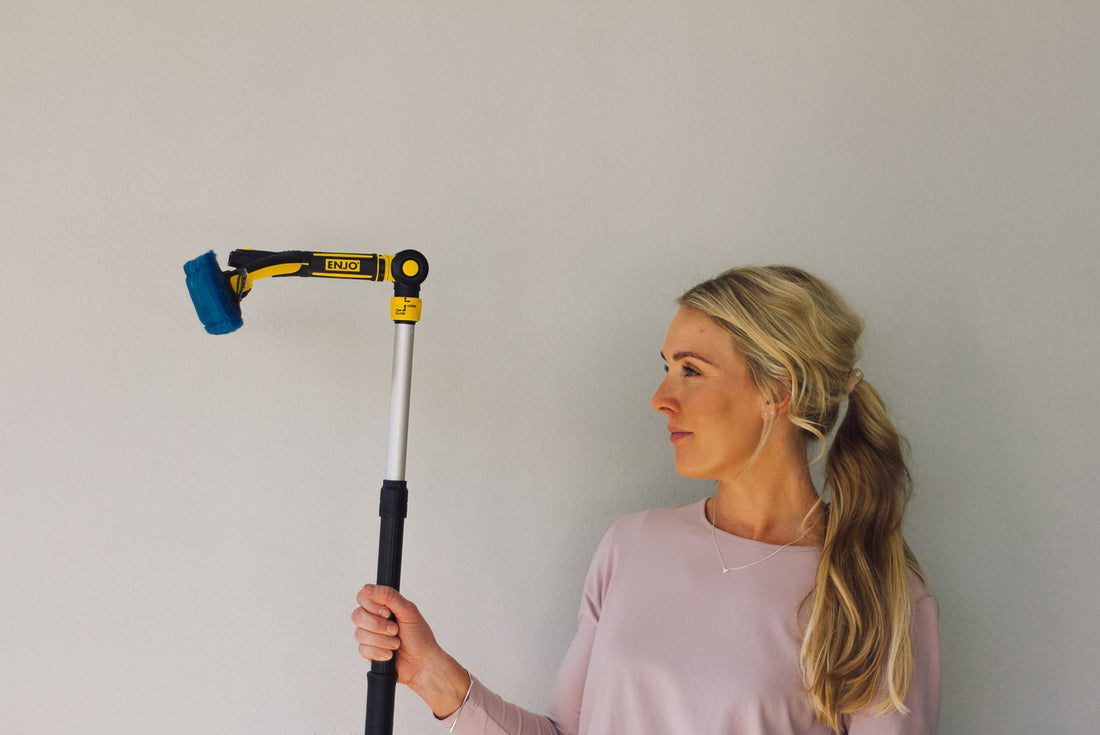 Person holding ENJO Floorcleaner with ENJO Twister